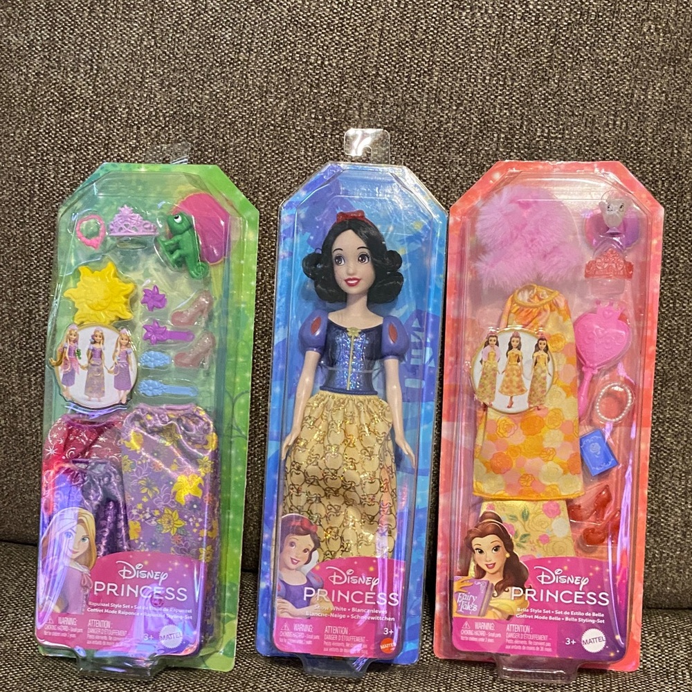 Disney Princess Doll SNOW WHITE with extra outfits Rapunzel & Belle